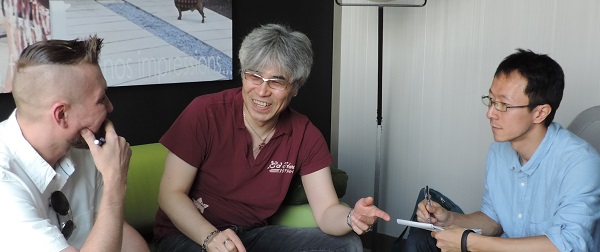 Unser Spielesnacks.de-Redakteur Torsten M. Roth im Plausch mit Kenji Kanno.