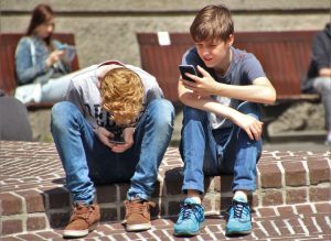 Kids mit Smartphone (Bild: Pixabay)