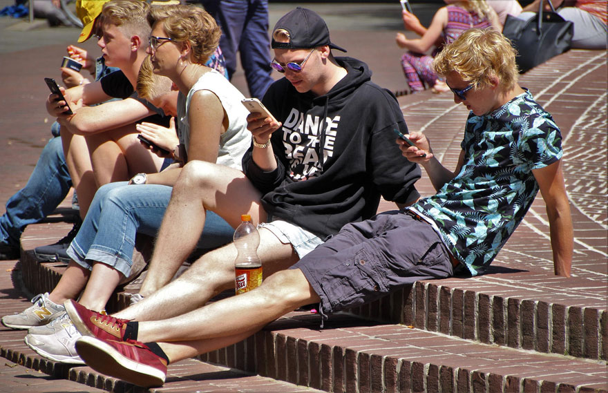 Smartphone-süchtige Teenager (Bild: Pixabay)